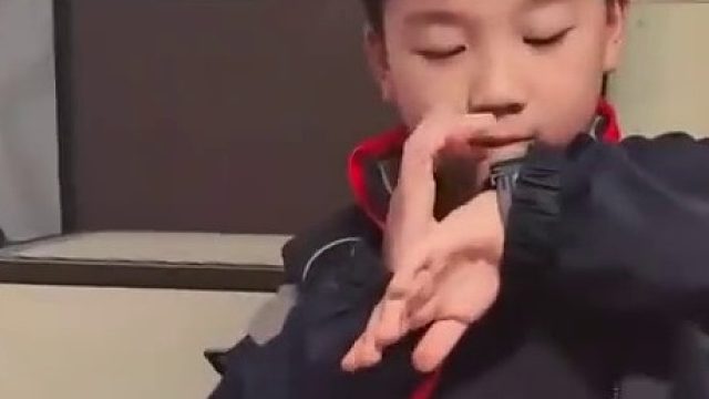 夫妻俩刚点了夜宵犒劳自己，不料儿子马上邀请“未来亲家”，网友：父母是一点都不敢动筷