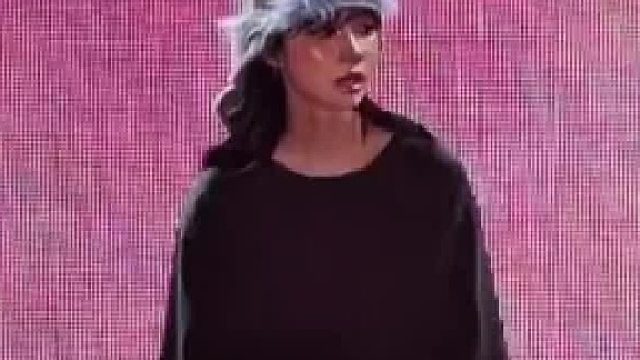 歌手台上唱歌，结果唱着唱着鞋掉了，网友这个靴子真的好显腿长