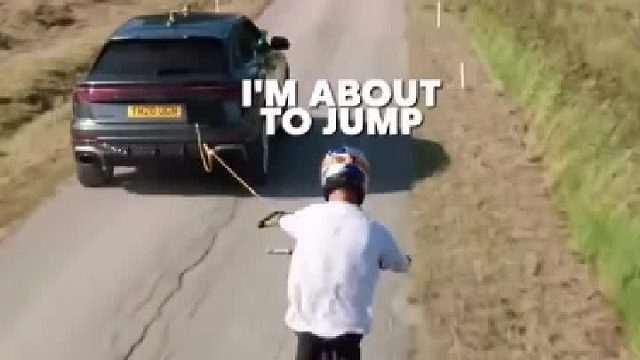 狠人！两辆卡车夹缝里骑车过，1秒拿捏，全是硬练的！