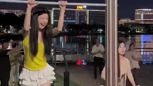 看见别人做引体向上，女友非要跟着学，没想到激起了小伙的胜负欲