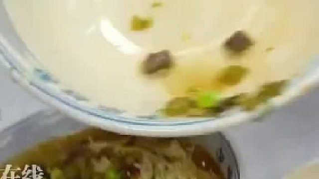 男子15元点一份牛肉拉面，没吃到牛肉于是要求店员翻找，店员拿着碗找出两粒牛肉丁，店员：我百分百放了…