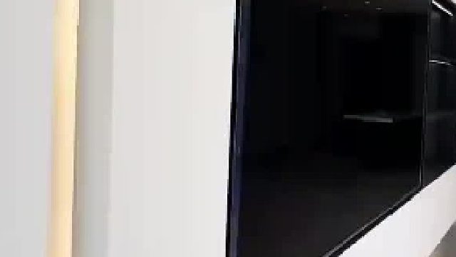 男子下班媳妇不让在车里待着，于是自己跑到私人小空间里