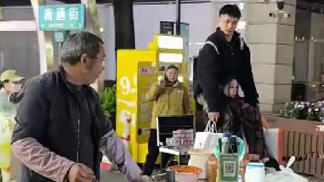 女子扛男朋友去买豆腐,网友_哥们你已经打败中国百分之九十男人