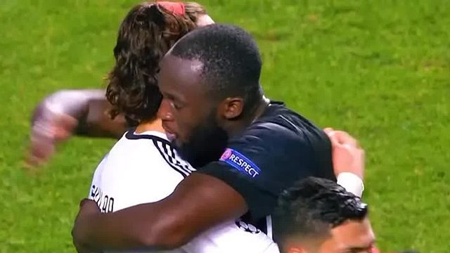 卢卡库安慰失误丢球的门将