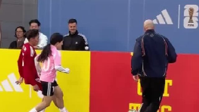 现场看齐达内踢野球太丝滑了！