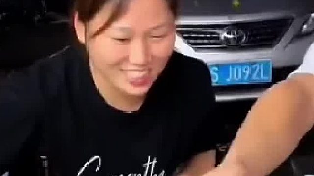 一桌子人居然被一只蚂蚁搞醉