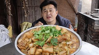 冬天降溫了，地里的白菜該收了，燉個(gè)豬肉白菜燉粉條，真香