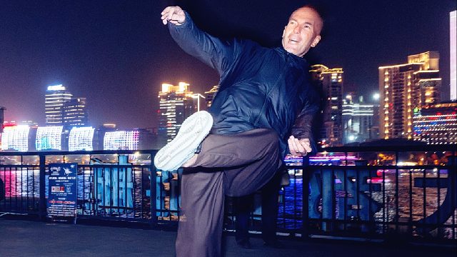 玩砸了！53岁齐达内秀球技：停球3米远，马赛回旋失败