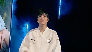 jiejie怒斥rookieTheshy： 你們中上打起來都不知道正面發(fā)生什么了？ 還打什么打