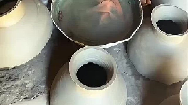 原来印度头顶的泥罐是这样制作的