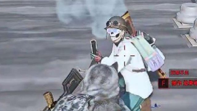 快来看，他看见队友没了，他就跑了！