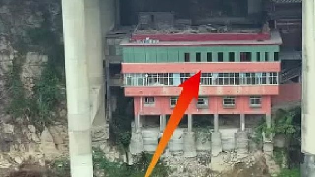 大伯家不搬选择对了嘛，左右被八个桥墩包围着，房顶紧紧贴着桥面，过往的车辆来往不断！