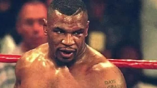 粉丝问方便你和泰森打能坚持几分钟，方便回应粉丝还几分钟呢，三四秒都坚持不了