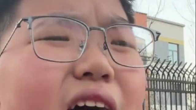 姐姐接弟弟放学，弟弟表示不用接嫌丢人。