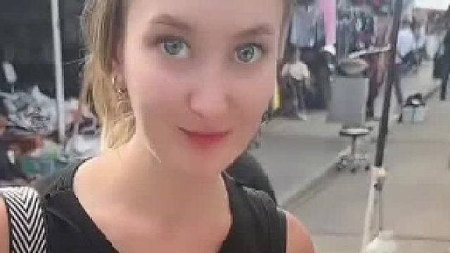 老板见顾客长得漂亮，临走时还给人送多一件裤头