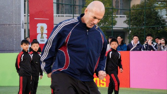 接地气！齐达内两次来到中国：和大妈踢毽子，围观老人打麻将