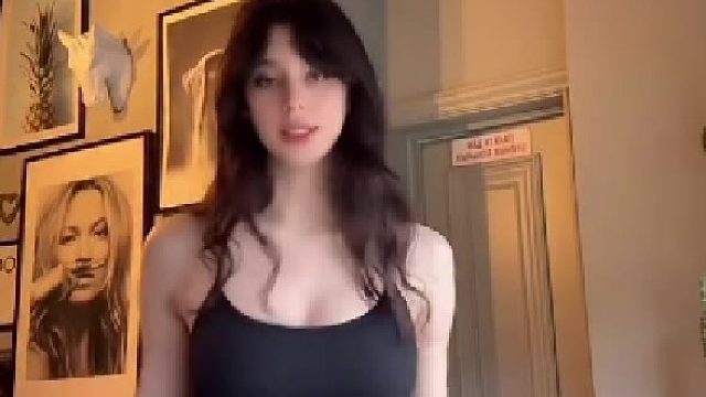 辣妹的自拍美学，露肩 长发的氛围感