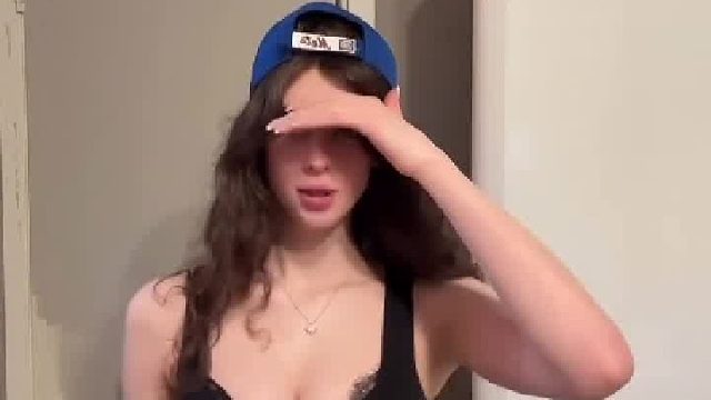 辣妹的街头感自拍，棒球帽   露脐装的元气辣