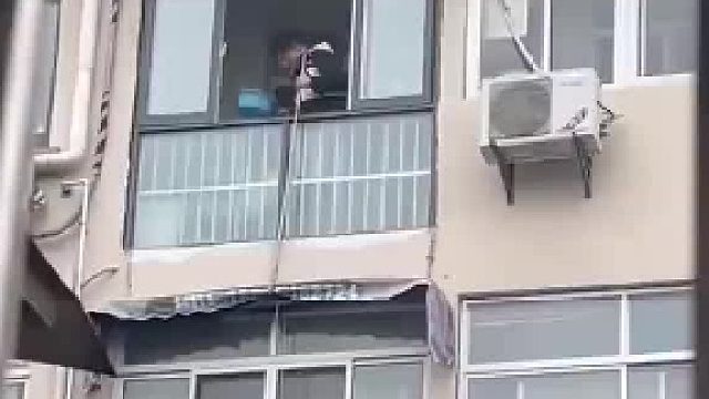 邻居阳台着火，楼上邻居打水救火，真可算是远亲不如近邻~~ ​​​