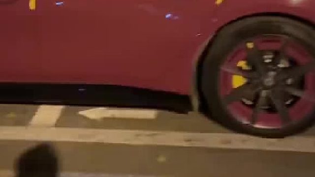 路边设立停车位停一段时间需要收费，车主们心照不宣集体卡bug