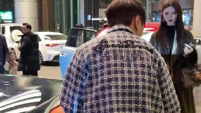 小酷开着布加迪 劳斯莱斯幻影 副驾驶顶级名媛 来上海户外直播 副驾驶真的太顶级了