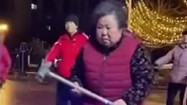以为这老奶奶跳锤子舞，没想到结局