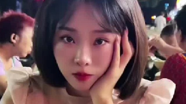 在夜幕下的餐厅，我默默品味着回忆