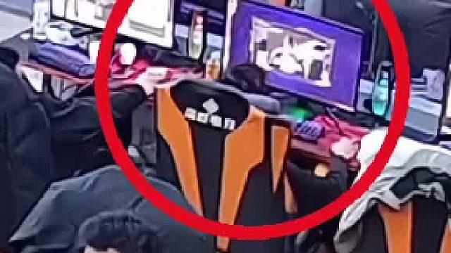 这剧情反转得有点猝不及防！小伙玩游戏输急了眼，“哐当”一声砸了屏幕，本以为要吵翻天，结果老板来了句“也是个讲究人”——原来小伙砸完没跑，当场掏钱包要赔钱，还一个劲道歉，那手足无措的样子，又气又好笑～ 冲动归冲动，但这份担当倒是挺实在！