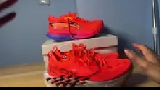 双胞胎跑鞋 脚感设计面料都一摸一样 到底是谁模仿谁