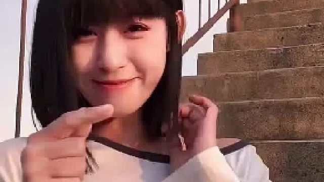 00后女生展示脸蛋和身材的反差，四箱水说搬就搬。网友：只有做这一行的才知道她多猛