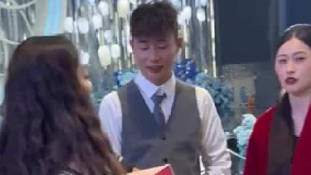 婚礼闺蜜送神秘礼物，新人当场捂盒尖叫，网友：开个盒给孩子吓得