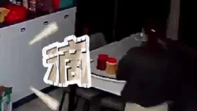 女子独自在家时 听到解锁电子门锁的声音