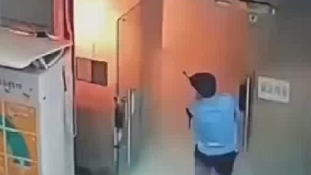 遇到电火竟敢拿灭火器喷，果然无知者无畏，电工看了血压飙升