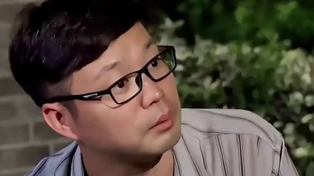 原来是腿蹲麻了 起来缓缓