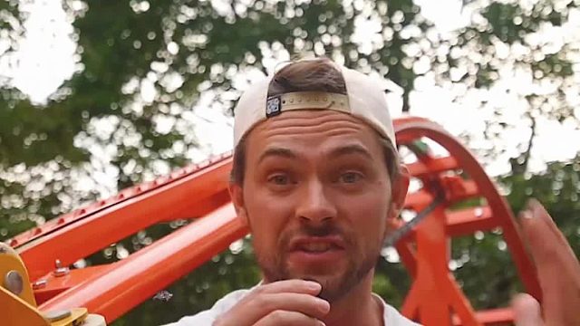 美国博主从中国网购过山车，把家里开成了主题游乐园！