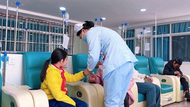 9岁女儿高烧39度，媳妇带去医院打针，看得大人心疼！