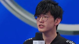 “從被質(zhì)疑“不夠強(qiáng)”，到成為團(tuán)隊(duì)的“野區(qū)脊梁”