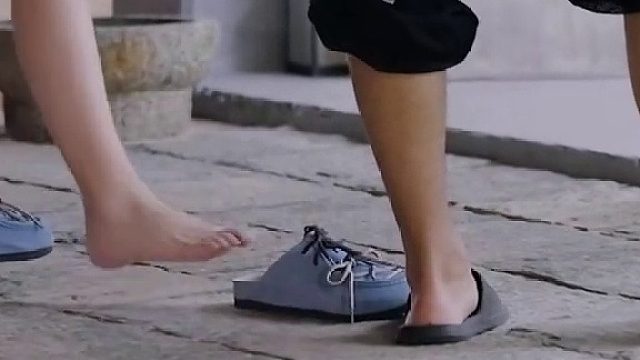 黄子韬徐艺洋幼稚时刻，一个踢鞋一个用裤腿擦脚！