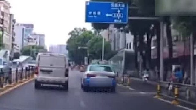 出租车加塞失败别车，下一秒直接被“掀翻”
