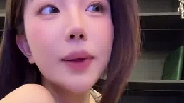 刚开始还以为女生的头是旋转的，结果仔细一看，原来就是正面