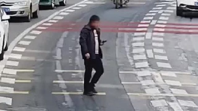 过马路一定要看路啊