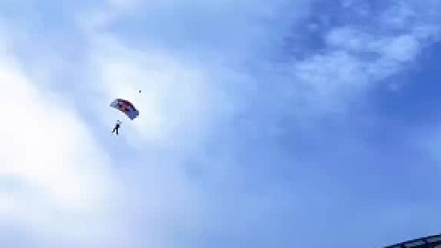 红牛主场下血本请来自家极限运动员开球