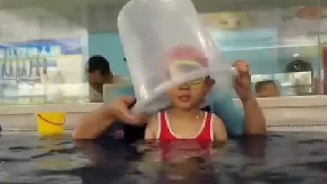 交孩子游泳