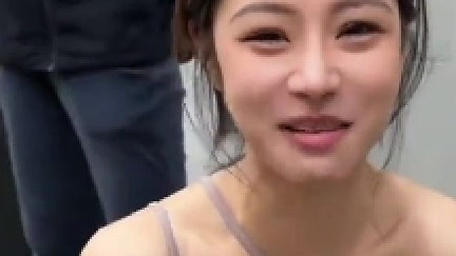 女子说自己强得可怕，攀岩可以做到不用手