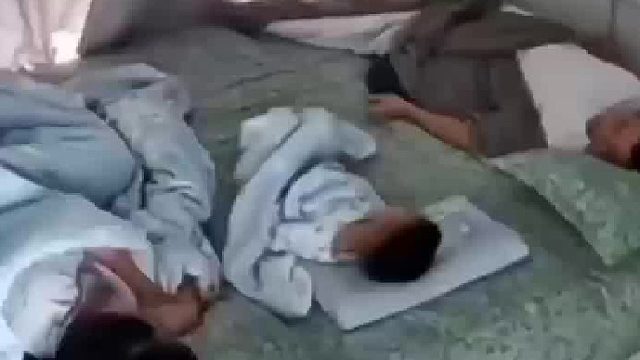 丈夫一早跟老婆撒娇要一个被窝