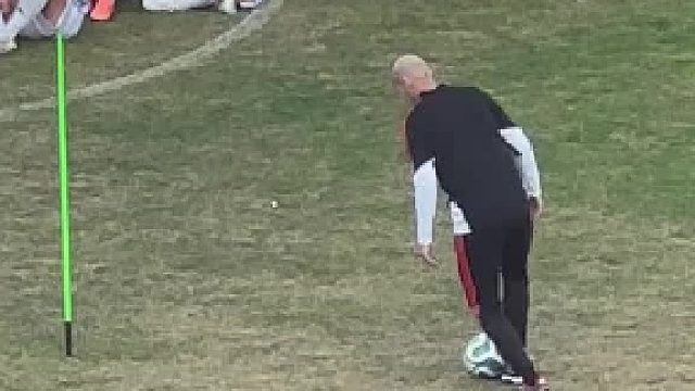 这光头会踢足球吗