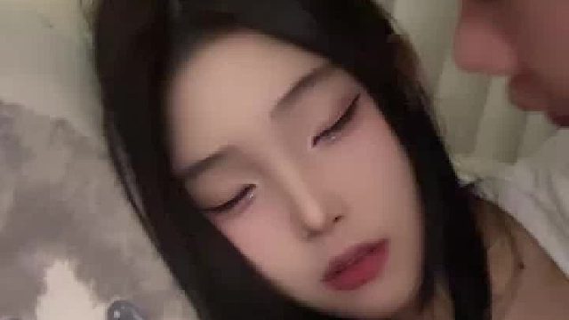 女朋友睡着后偷偷亲她