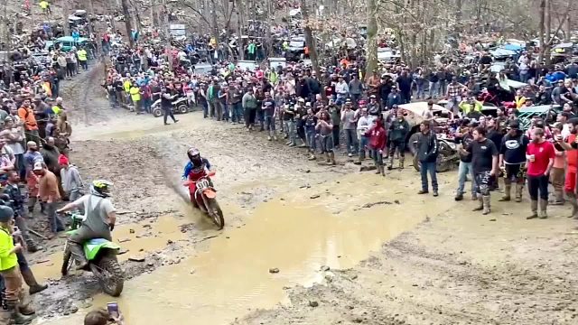 当肉包铁变身人间大炮，这群疯子竟然要骑摩托车，征服死亡坡道