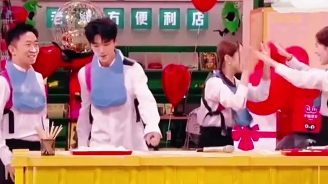 黄子弘凡惊呼：“何老师，洋葱圈都过期了咋不提醒，我全给吞下肚啦！”