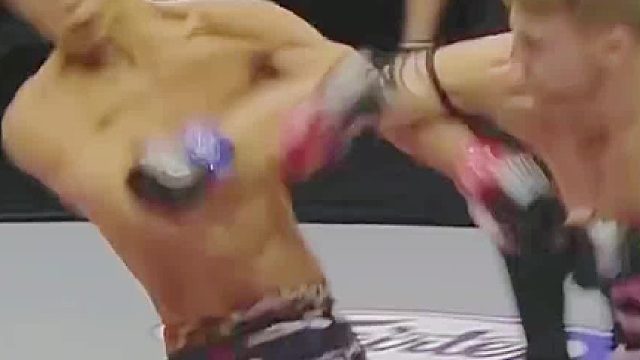 踢出的腿又收了回来，结果被对手一拳打倒在擂台上